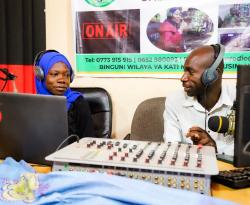 Amina Mohamed and Hassan Vuai Saburi, community radio presenters for Kati Radio station in Zanzibar. Photo: UN Women