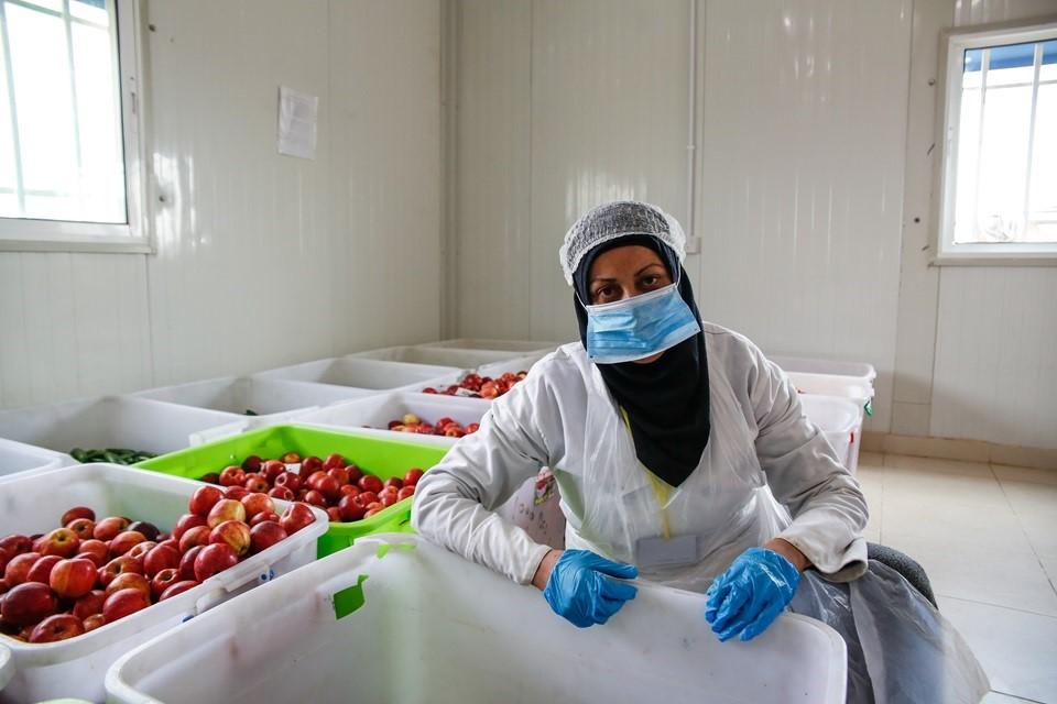 Rascha Ahmen Al Naser, 35, works as a packager in the HealthyKitchen in the Azraq refugee camp, Jordan. Photo: UN Women/ Lauren Rooney.