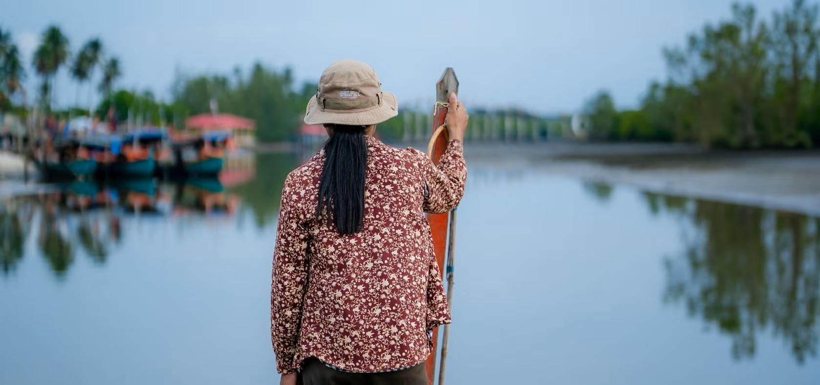 Lina prepares to head out to sea for another day of fishing. Photo: UN Women/Lim Sophorn