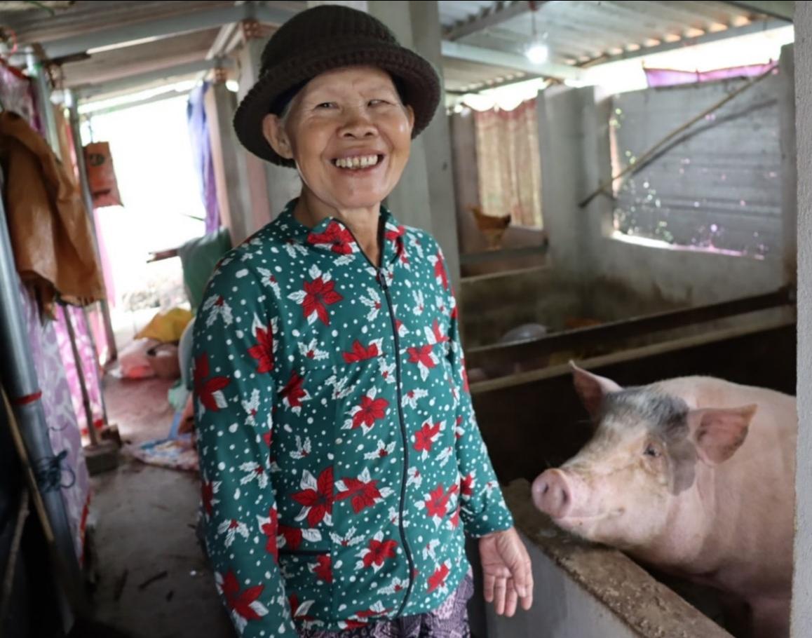 After flooding wiped out her livelihood, women-focused data-based disaster assistance helped Tran Thi Quyt bounce back quickly.  Photo: UN Women/Thao Hoang